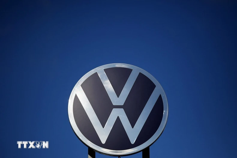 Biểu tượng hãng Volkswagen tại trụ sở ở Wolfsburg, Đức. (Ảnh: AFP/TTXVN)