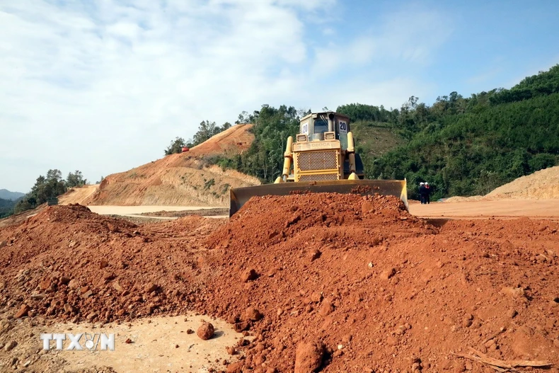 Doanh nghiệp dự án tăng tốc thi công các hạng mục dự án tuyến cao tốc cửa khẩu Hữu Nghị - Chi Lăng (Lạng Sơn) để giải ngân nguồn vốn. (Ảnh: Văn Đạt/TTXVN)