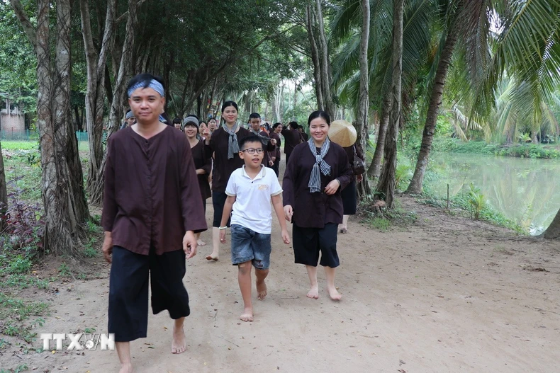 Du khách tham quan, vui chơi tại Khu Du lịch Lan Vương, phường An Hội, tỉnh Vĩnh Long. (Ảnh: Phúc Sơn/TTXVN)