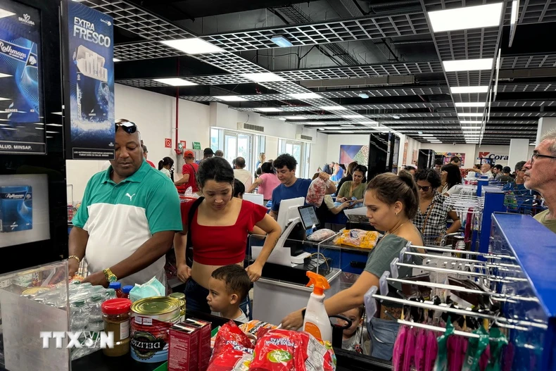 Người dân xếp hàng chờ thanh toán tại một quấy thu ngân ở Siêu thị 70 y 3, một siêu thị thí điểm của Nhà nước thành toán bằng đồng USD, ở thủ đô La Habana. (Ảnh: Việt Hùng/TTXVN)