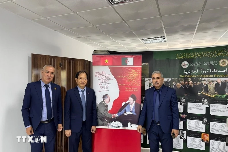 Ra mắt sách về Đại tướng Võ Nguyên Giáp và Chiến thắng Điện Biên Phủ tại trụ sở Hội những người bạn quốc tế của Cách mạng Algeria. (Ảnh: Nguyễn An/TTXVN)