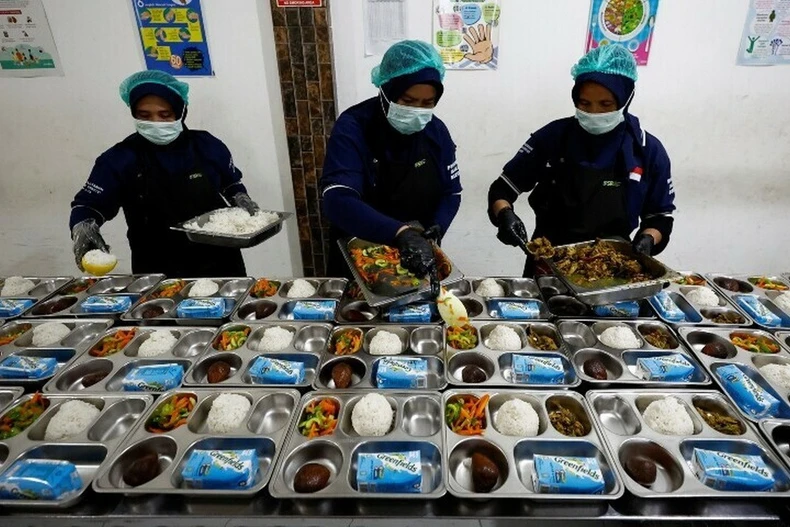 Công nhân chuẩn bị bữa ăn miễn phí cho học sinh trong quá trình thử nghiệm chương trình bữa ăn dinh dưỡng miễn phí tại một bếp ăn thí điểm ở Sukabumi, tỉnh Tây Java, Indonesia, ngày 25/9/2024. (Ảnh: Reuters)