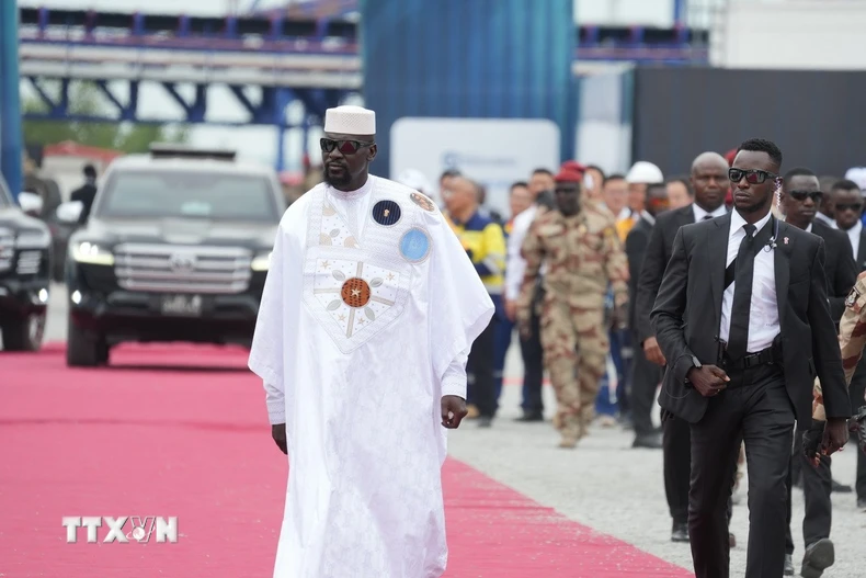 Ông Mamady Doumbouya (trái) tới dự một sự kiện ở Forecariah, Guinea ngày 11/11/2025. (Ảnh: THX/TTXVN)