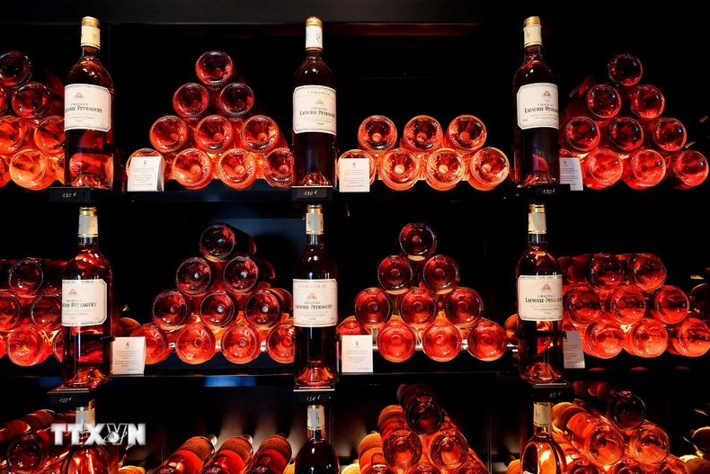 Rượu vang Pháp được bày bán tại Bommes, Tây Nam Pháp ngày 28/1/2019. (Ảnh: AFP/TTXVN)