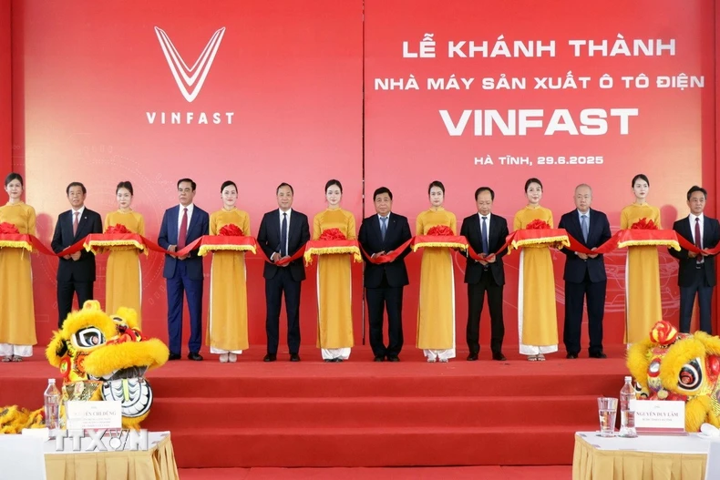 Phó Thủ tướng Nguyễn Chí Dũng cùng các đại biểu cắt băng khánh thành Nhà máy sản xuất ôtô điện VinFast tại Hà Tĩnh. (Ảnh: Công Tường-TTXVN)