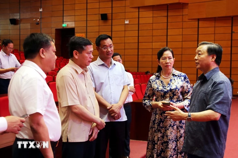 Phó Thủ tướng Trần Hồng Hà (ngoài cùng bên phải) kiểm tra, chỉ đạo công tác chuẩn bị Lễ công bố diễn ra vào sáng 30/6. (Ảnh: Tá Chuyên/TTXVN)