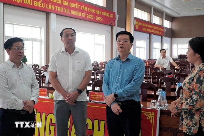 Phó Thủ tướng Chính phủ Mai Văn Chính cùng Đoàn công tác đến kiểm tra tại thành phố Rạch Giá (Kiên Giang). (Ảnh: Lê Huy Hải/TTXVN)