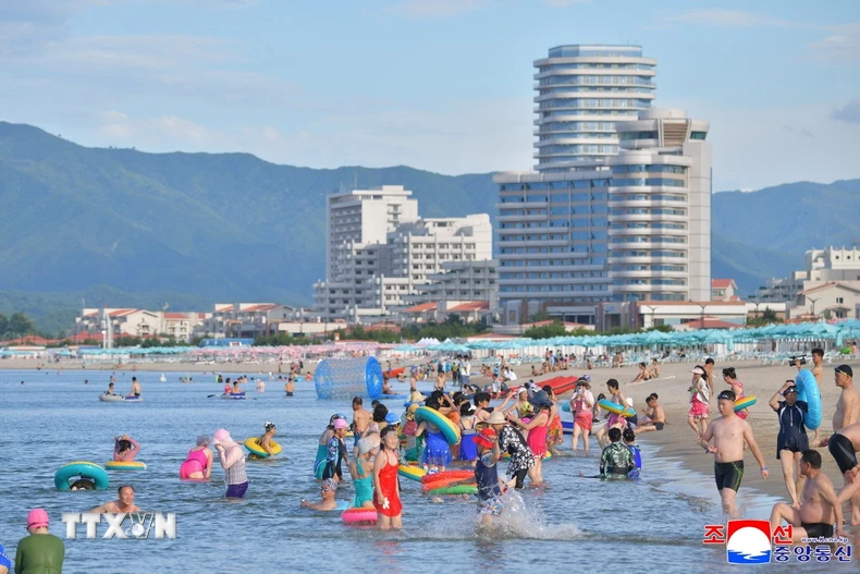 Khách du lịch tại khu nghỉ dưỡng Wonsan-Kalma ngày 1/7/2025. (Ảnh: Yonhap/TTXVN)