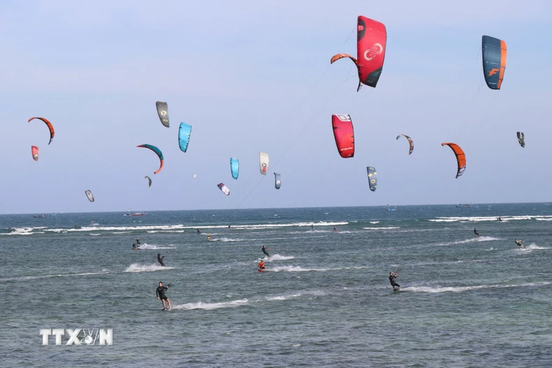 Các vận động viên cùng thi đấu nội dung tốc độ. (Ảnh: Công Thử/TTXVN)