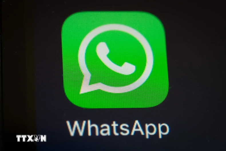 Biểu tượng WhatsApp trên một màn hình điện thoại. (Nguồn: AFP/TTXVN)
