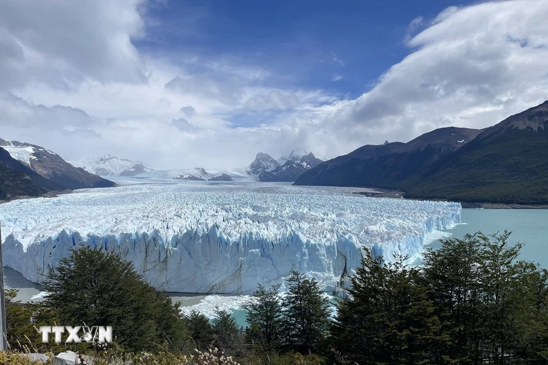 Sông băng Perito Moreno ở Patagonia, thành phố cực Nam của Nam Mỹ nằm ở miền Nam Argentina, nổi bật với những khối băng xanh khổng lồ và các vách băng nứt vỡ hùng vĩ. (Ảnh: Diệu Hương/TTXVN)