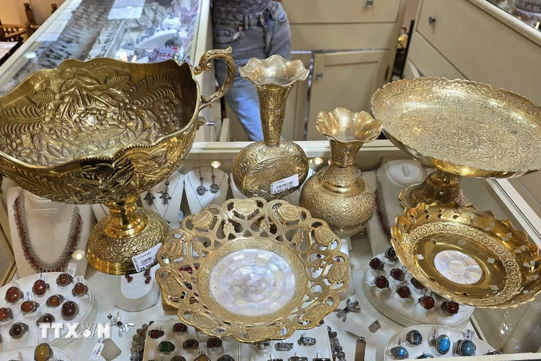 Đĩa đựng hoa quả, đồ ăn bằng đồng của người Arab được chạm khắc tinh xảo. (Ảnh: Nguyễn An/TTXVN)