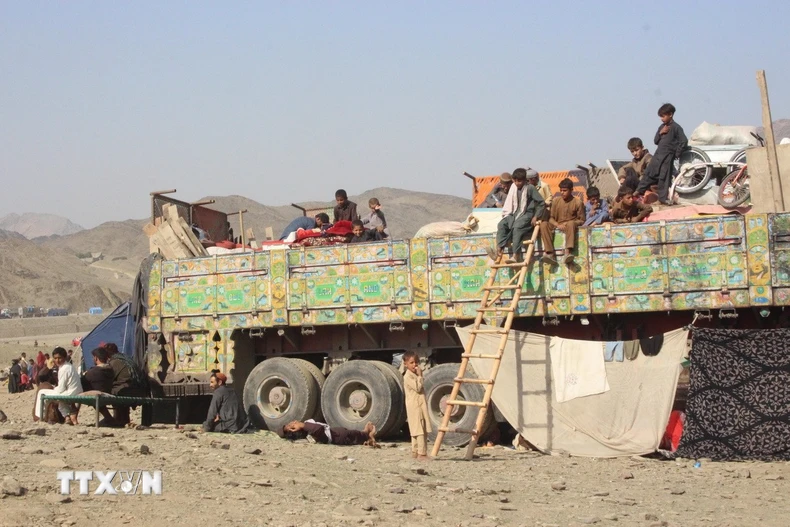 Xe tải chở người di cư Afghanistan về nước qua cửa khẩu Torkham ở biên giới Afghanistan - Pakistan, ngày 3/11/2023. (Ảnh: THX/TTXVN)