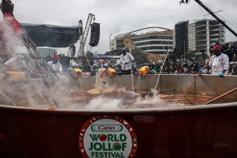 Baci sử dụng chiếc nồi đường kính 6m nấu 5 tấn gạo basmati, 600kg hành tây, 750kg dầu ăn cùng với nước sốt cà chua trước sự chứng kiến của khoảng 8.000 người. (Nguồn: AFP)