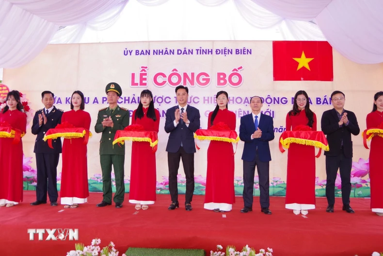Các đại biểu thực hiện nghi thức cắt băng công bố Quyết định của UBND tỉnh Điện Biên về Cửa khẩu A Pa Chải. (Ảnh: TTXVN phát)