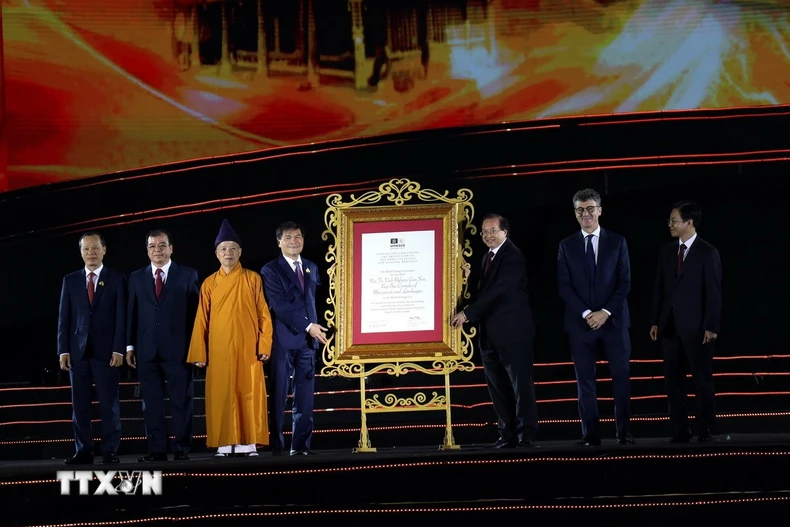 Thứ trưởng Bộ Văn hóa, Thể thao và Du lịch Tạ Quang Đông trao Bằng UNESCO ghi danh Quần thể Di tích và Danh thắng Yên Tử - Vĩnh Nghiêm - Côn Sơn, Kiếp Bạc là Di sản văn hóa thế giới cho 3 địa phương Hải Phòng, Quảng Ninh, Bắc Ninh. (Ảnh: Đức Hiếu/TTXVN)