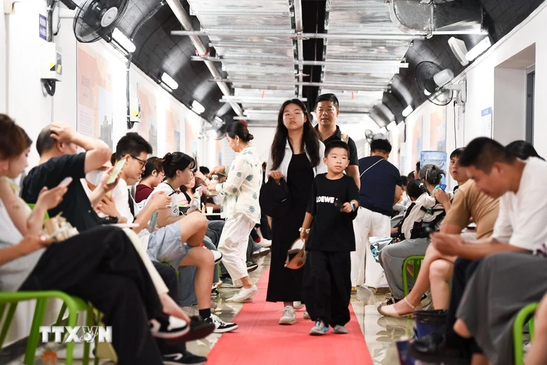 Một khu tránh nóng công cộng sử dụng quạt và điều hòa không khí tại tỉnh Giang Tô, Trung Quốc tháng 7/2025. (Ảnh: THX/TTXVN)