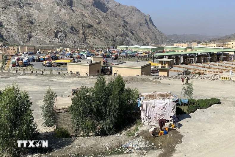 Các phương tiện mắc kẹt tại cửa khẩu biên giới Torkham giữa Pakistan và Afghanistan khi giao tranh bùng phát giữa hai bên, ngày 13/10/2025. (Ảnh: THX/TTXVN)