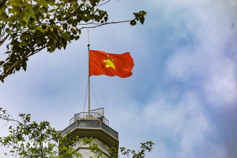 Lá cờ Tổ quốc tung bay trên Cột cờ A Pa Chải. (Ảnh: Xuân Tư/TTXVN)