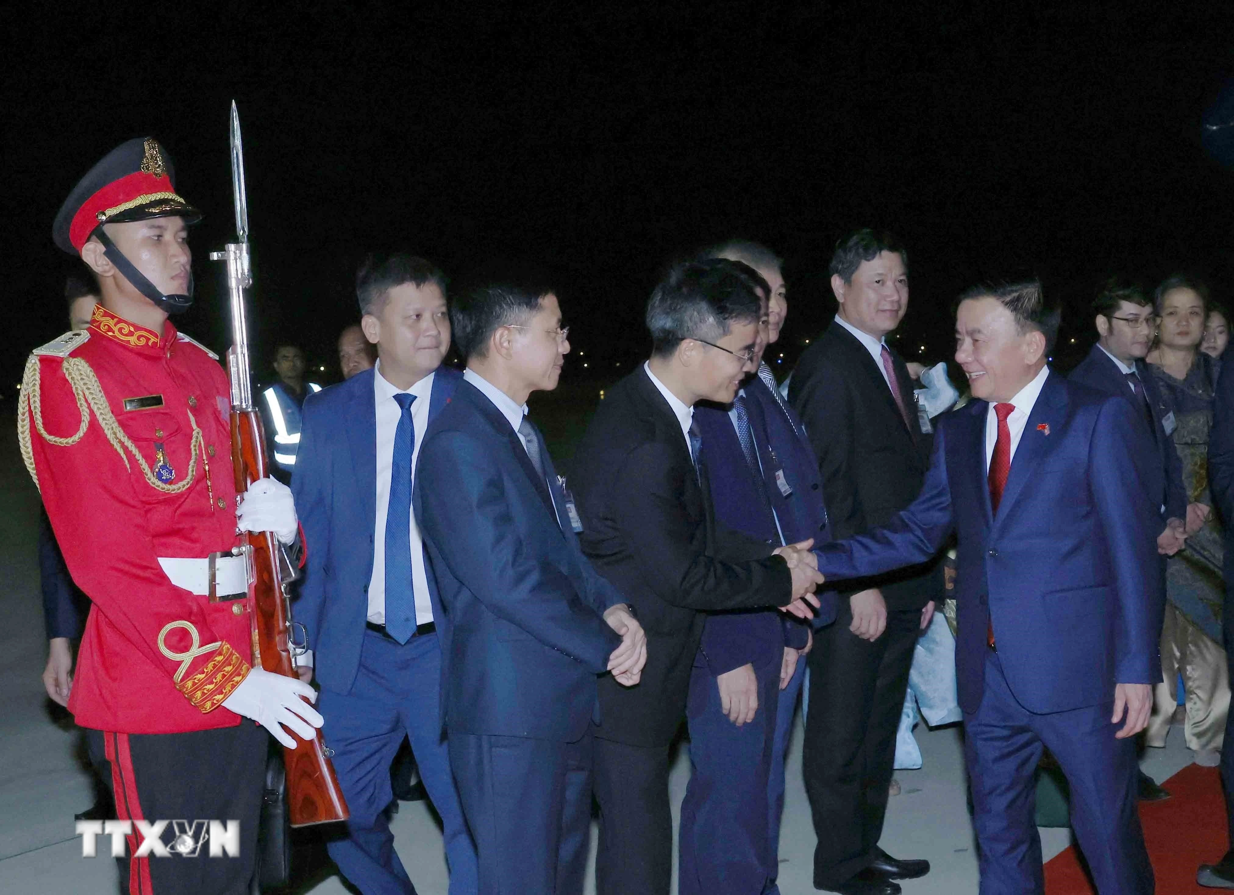Thường trực Ban Bí thư đến sân bay Techo, bắt đầu thăm chính thức Campuchia