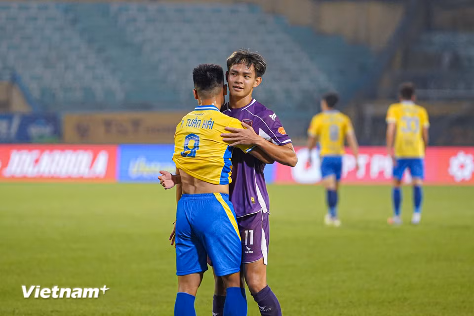 Becamex Thành phố Hồ Chí Minh có thêm một bàn thắng trong hiệp hai. Chung cuộc, Hà Nội FC giành chiến thắng 4-2 trên sân nhà để tạm thu hẹp cách biệt với Ninh Bình FC xuống còn 1 điểm. (Ảnh: Việt Anh/Vietnam+)