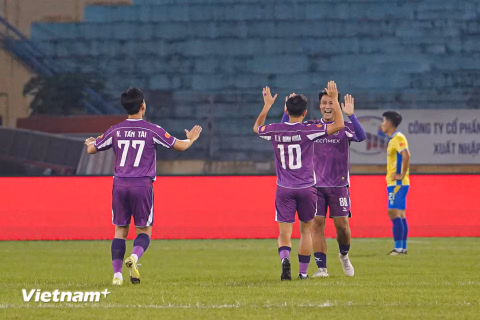 Tuy nhiên, chủ nhà sớm nhận "gáo nước lạnh" khi chỉ sau 1 phút, đội khách Becamex Thành phố Hồ Chí Minh đã có bàn mở tỷ số do công của tiền đạo trẻ Nguyễn Trần Việt Cường. (Ảnh: Việt Anh/Vietnam+)