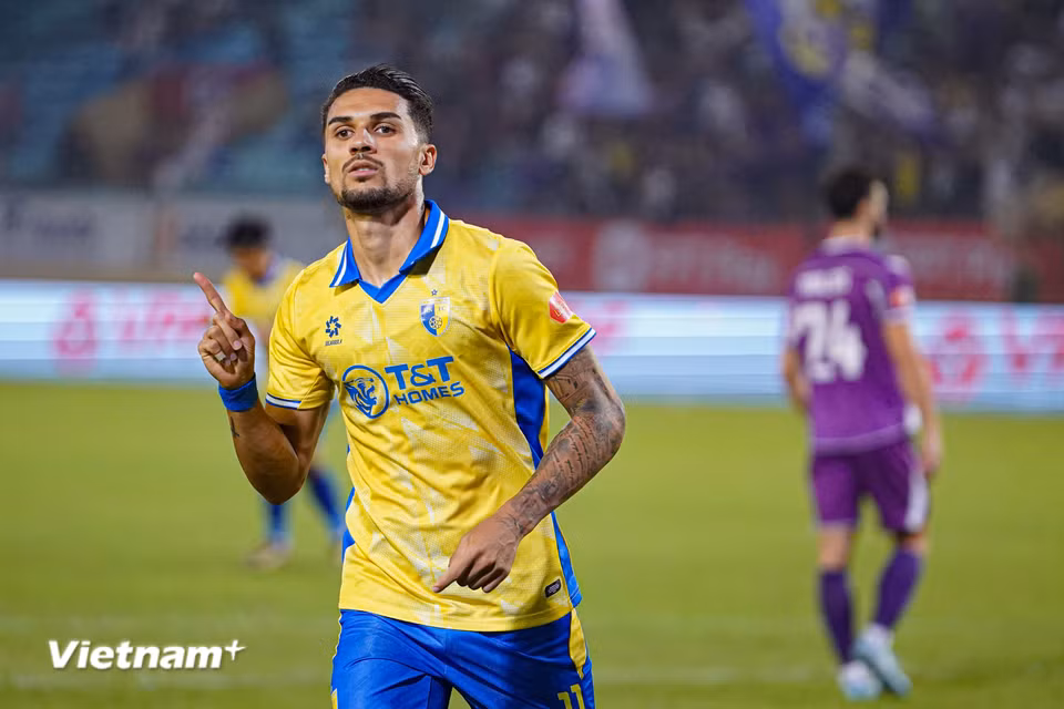 Tiền đạo Đỗ Hoàng Hên lập cú đúp giúp Hà Nội FC giành thắng lợi 4-2 trước đội khách Becamex Thành phố Hồ Chí Minh ở vòng 19 V-League. (Ảnh: Việt Anh/Vietnam+)
