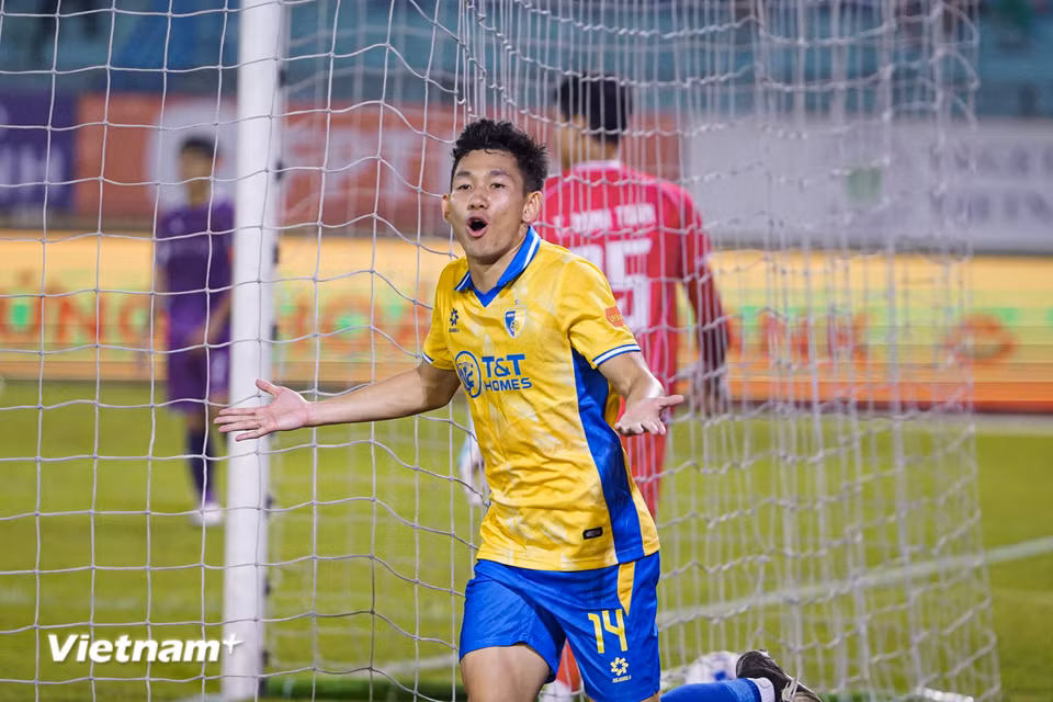 Phút thứ 24, tiền vệ Hai Long nâng tỷ số lên 2-1 cho đại diện Thủ đô. (Ảnh: Việt Anh/Vietnam+)