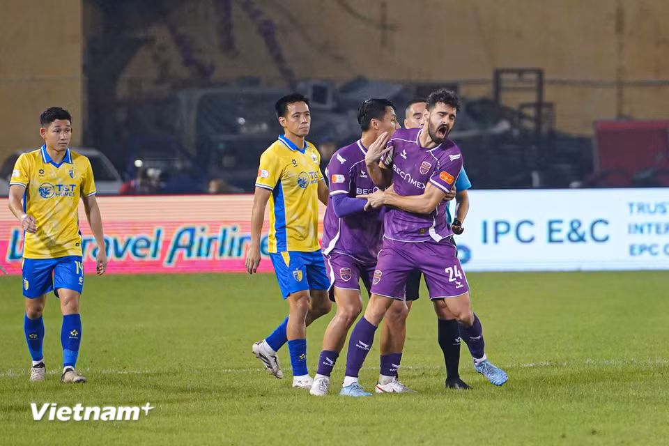 Sau 10 phút nỗ lực tấn công, Hà Nội FC được hưởng quả đá phạt đền sau pha phạm lỗi của hậu vệ Zlatkovic Milos (số 24) bên phía đội khách. (Ảnh: Việt Anh/Vietnam+)