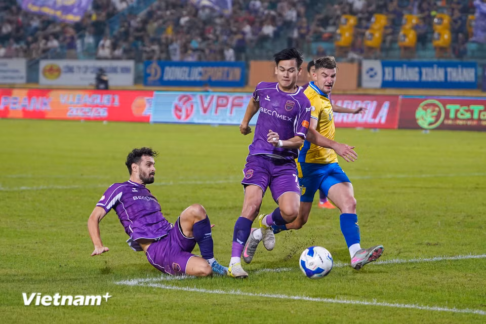 Các cầu thủ Becamex Thành phố Hồ Chí Minh vất vả "chống đỡ" trước sức ép của đội chủ nhà. (Ảnh: Việt Anh/Vietnam+)