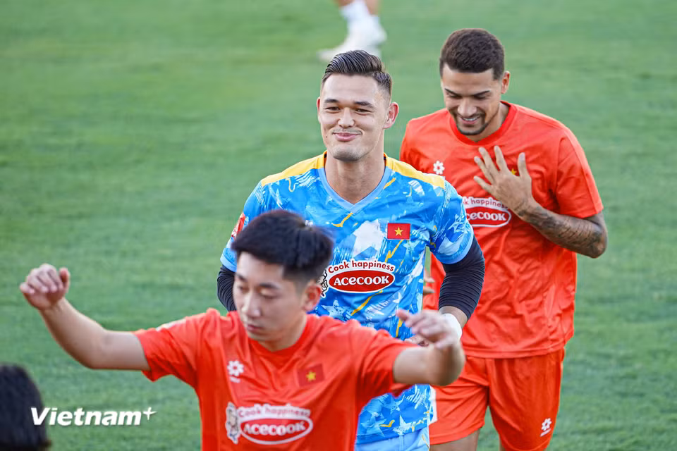 Ở đợt tập trung lần này, huấn luyện viên Kim Sang-sik đã triệu tập hàng loạt cầu thủ nhập tịch mới, trong đó có thủ thành Lê Giang Patrik của Câu lạc bộ Công an Thành phố Hồ Chí Minh. (Ảnh: Việt Anh/Vietnam+)