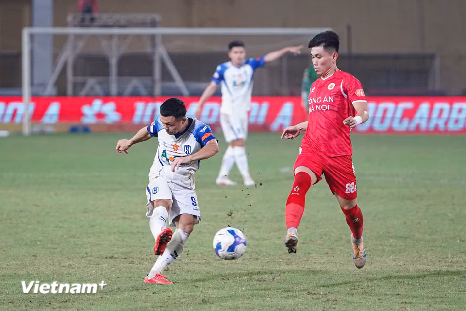 Sông Lam Nghệ An bất ngờ tăng tốc ở những phút đầu hiệp 2. (Ảnh: Việt Anh/Vietnam+)
