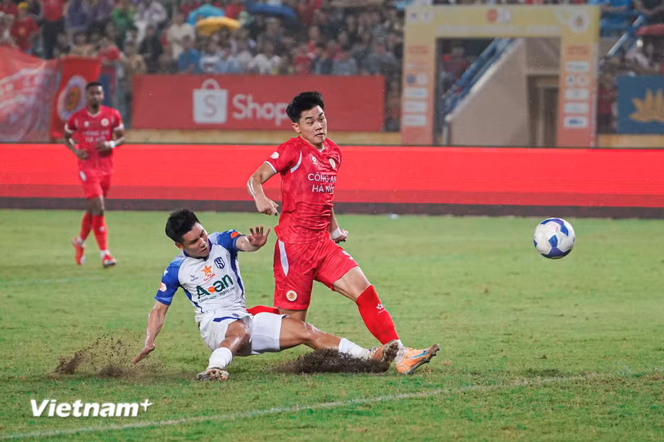 Màn trình diễn thăng hoa với cú hattrick giúp Đình Bắc vượt qua Hoàng Đức để vươn lên dẫn đầu danh sách những chân sút nội ghi nhiều bàn thắng nhất mùa giải này. (Ảnh: Việt Anh/Vietnam+)