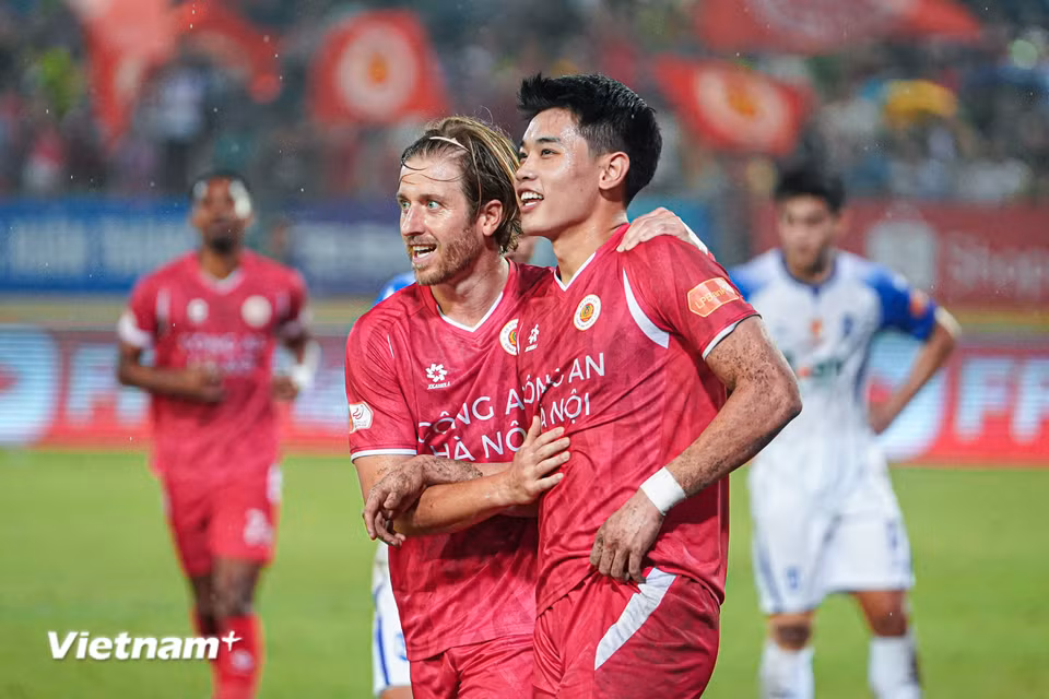Tiền đạo Nguyễn Đình Bắc ghi 3 bàn vào lưới đội bóng quê hương Sông Lam Nghệ An, góp công vào chiến thắng đậm 4-2 của Công an Hà Nội ở vòng 20 V-League 2025/26. (Ảnh: Việt Anh/Vietnam+)