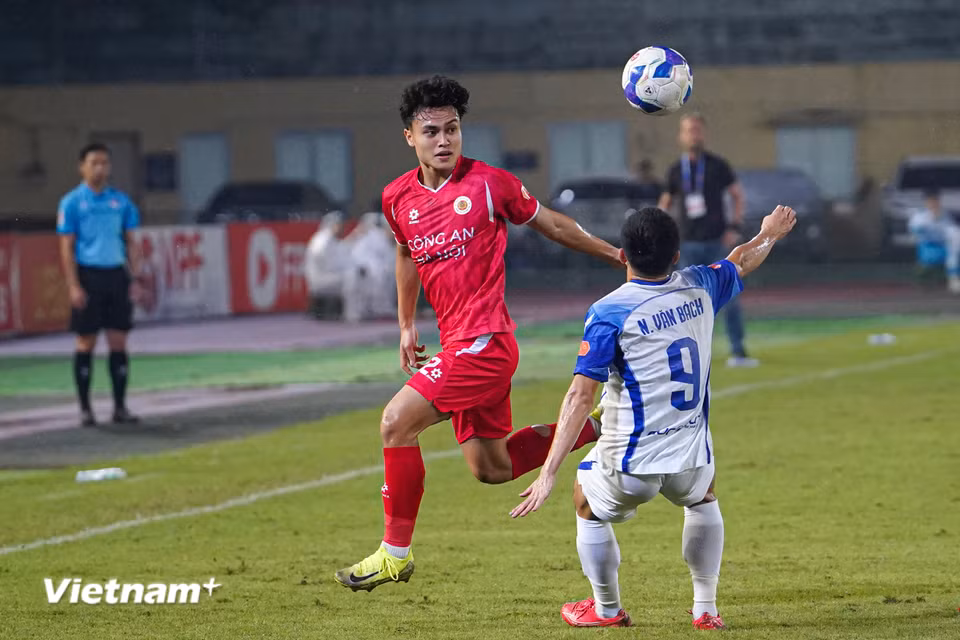 Bàn thắng thứ 3 của đội chủ nhà được ghi do công của hậu vệ phải Phạm Minh Phúc. Cuối hiệp 1, Sông Lam Nghệ An có bàn rút ngắn tỷ số xuống 1-3 do công của Olaha. (Ảnh: Việt Anh/Vietnam+)