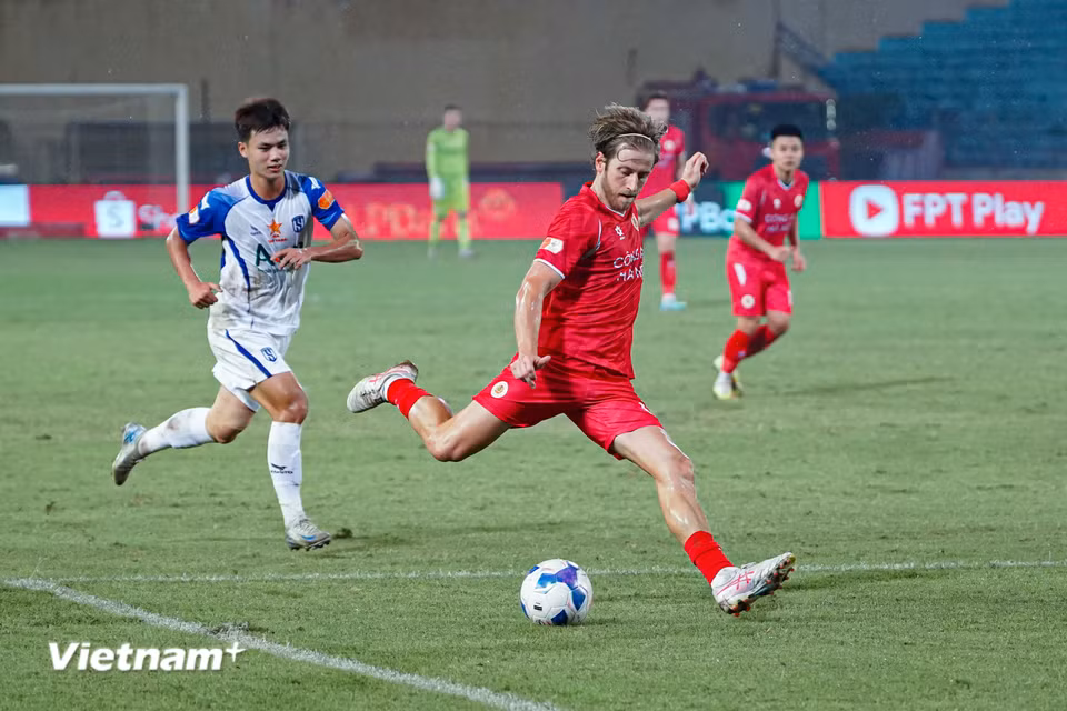 Phút thứ 19, tiền vệ Stefan Mauk thoát xuống bên cánh phải trước khi căng ngang để Đình Bắc dứt điểm cận thành, mở tỷ số cho Công an Hà Nội. (Ảnh: Việt Anh/Vietnam+)
