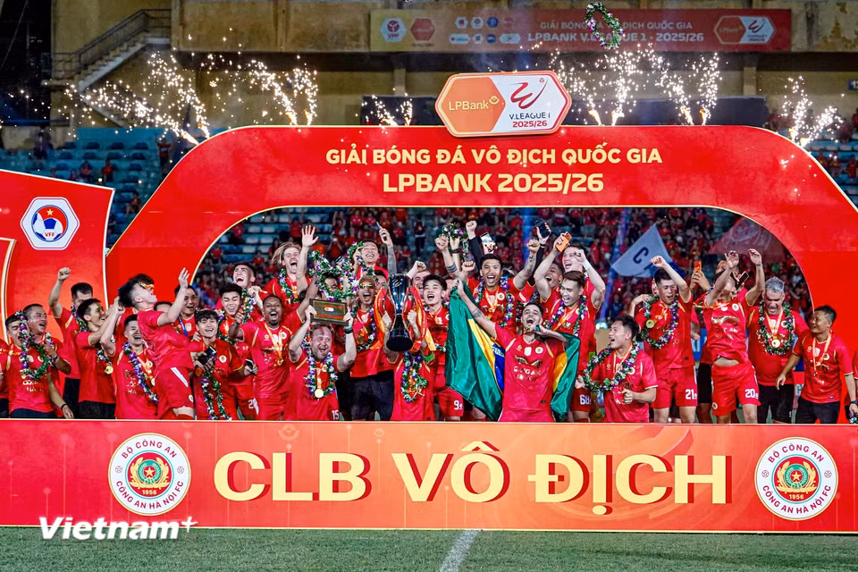 Tối 31/5, Câu lạc bộ Công an Hà Nội nhận danh hiệu vô địch V-League 2025/26, sau chiến thắng 2-1 trước đội khách Becamex Thành phố Hồ Chí Minh trên sân nhà Hàng Đẫy. (Ảnh: Việt Anh/Vietnam+)