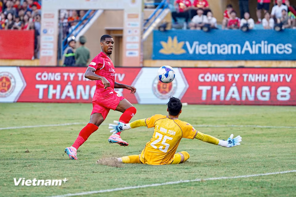 Tiền đạo dẫn đầu danh sách ghi bàn của Công an Hà Nội là Alan Grafite mở màn cho "bữa tiệc" trên sân Hàng Đẫy sau một pha dứt điểm tinh tế. (Ảnh: Việt Anh/Vietnam+)