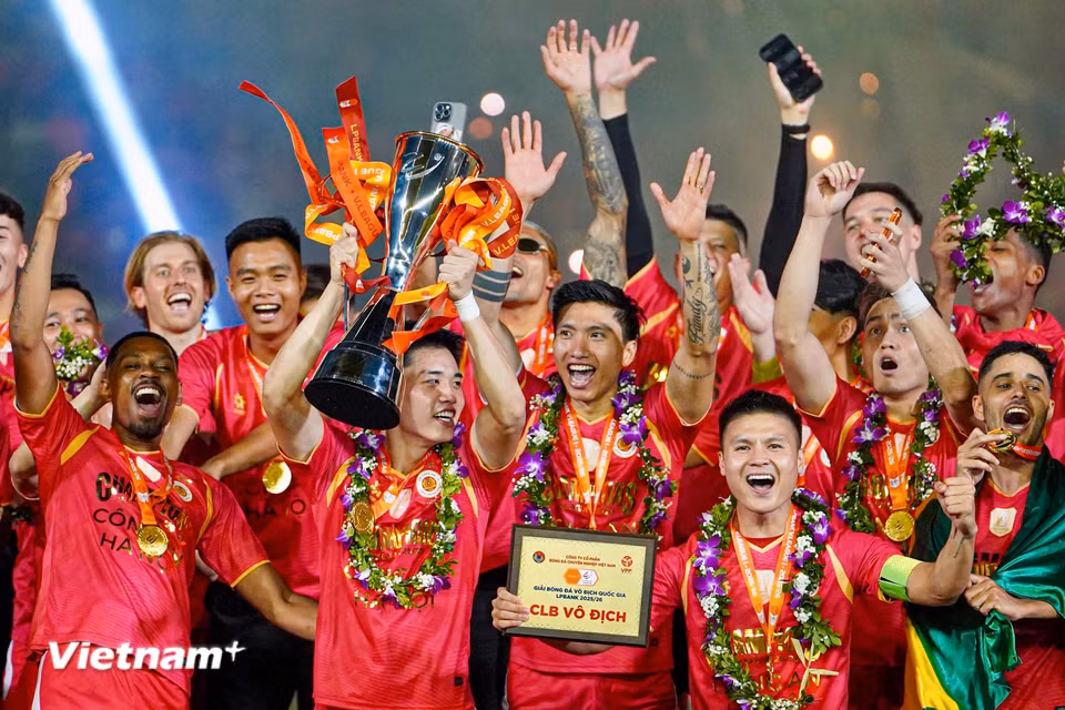 Niềm vui của đại diện bóng đá Thủ đô khi trở lại ngôi vương của bóng đá Việt Nam sau hai mùa giải. (Ảnh: Việt Anh/Vietnam+)