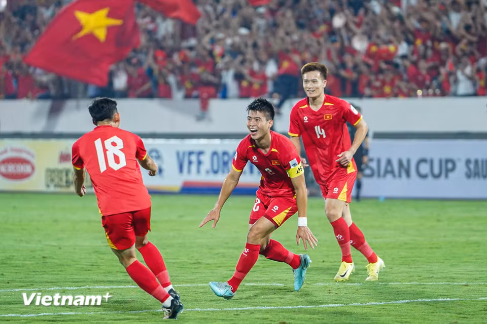 Ngay ở phút thứ 6, thủ quân Duy Mạnh (số 2) đã mở tỷ số cho "Những Chiến binh Sao Vàng." (Ảnh: Phương Thảo/Vietnam+)