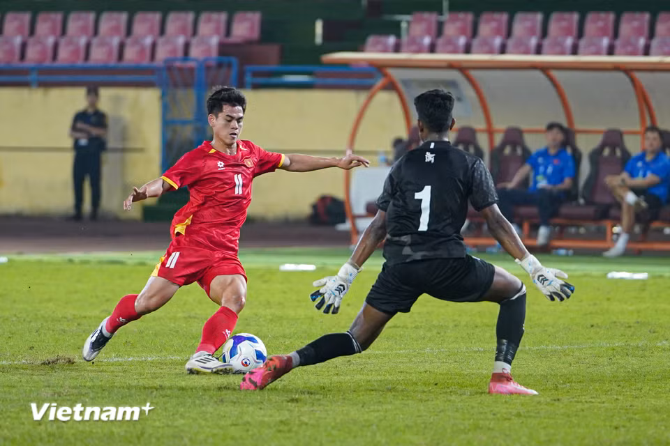 Sang hiệp hai, đội tuyển Việt Nam tiếp tục tạo ra cơ hội nhưng tiền vệ vào sân thay người là Khuất Văn Khang không thể vượt qua được thủ thành bên phía Bangladesh. (Ảnh: Nhật Minh/Vietnam+)