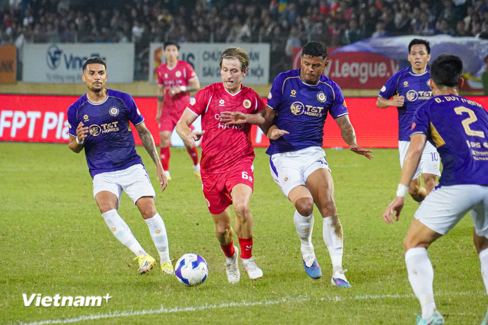 Hà Nội FC là đội có khởi đầu tốt hơn với bàn mở tỷ số do công của tiền vệ nhập tịch Đỗ Hoàng Hên (ngoài cùng bên trái). (Ảnh: Việt Anh/Vietnam+)