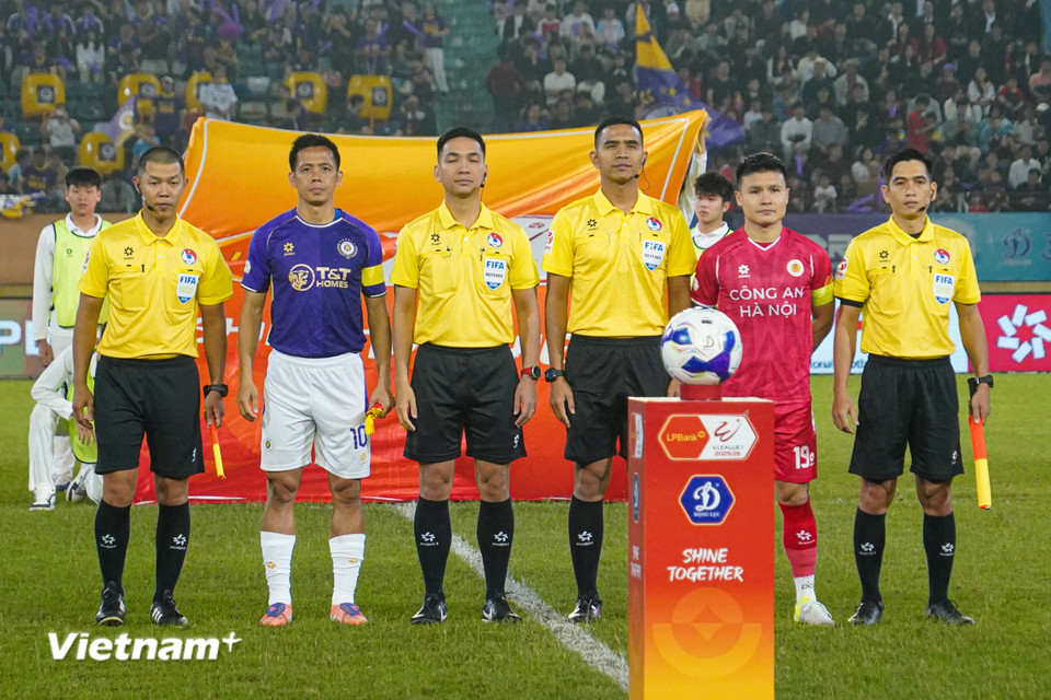 Tối 8/3, Công an Hà Nội (áo đỏ) đối đầu Hà Nội FC ở trận derby Thủ đô tâm điểm của vòng 15 V-League mùa giải 2025/26. (Ảnh: Việt Anh/Vietnam+)