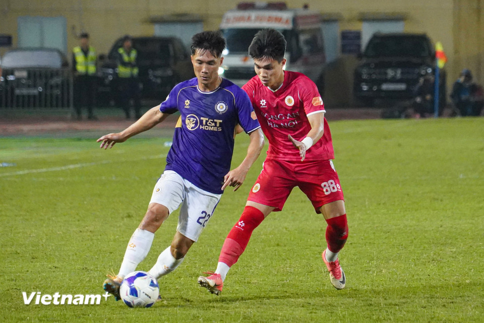 Trận derby "nóng" ngay sau tiếng còi khai cuộc khi cả hai đội đều nhập cuộc quyết tâm và chơi tấn công với tốc độ cao. (Ảnh: Việt Anh/Vietnam+)