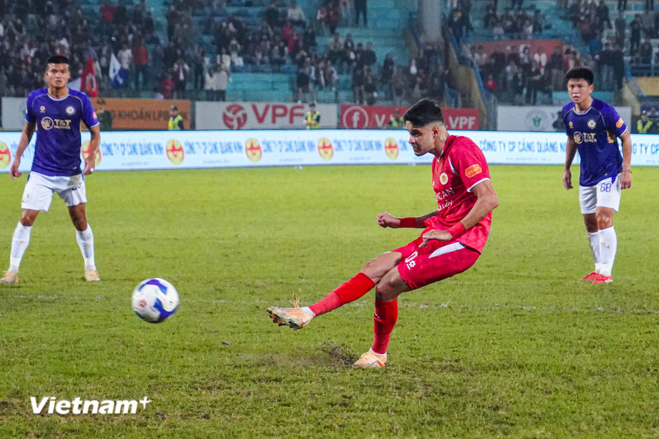 Phải đến phút bù giờ cuối cùng, Công an Hà Nội mới có bàn thắng danh dự sau tình huống sút penalty thành công của Leo Artur. (Ảnh: Việt Anh/Vietnam+)