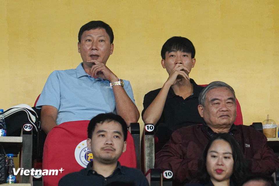 Huấn luyện viên trưởng Đội tuyển Quốc gia Việt Nam, ông Kim Sang-sik (áo xanh) có mặt tại sân Hàng Đẫy để theo dõi phong độ của các tuyển thủ. (Ảnh: Việt Anh/Vietnam+)