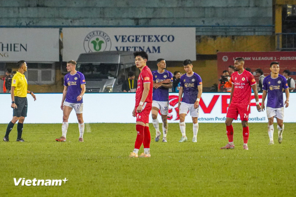 Tiền đạo quê Nghệ An thẫn thờ khi Hà Nội FC nâng tỷ số lên 2-0. (Ảnh: Việt Anh/Vietnam+)