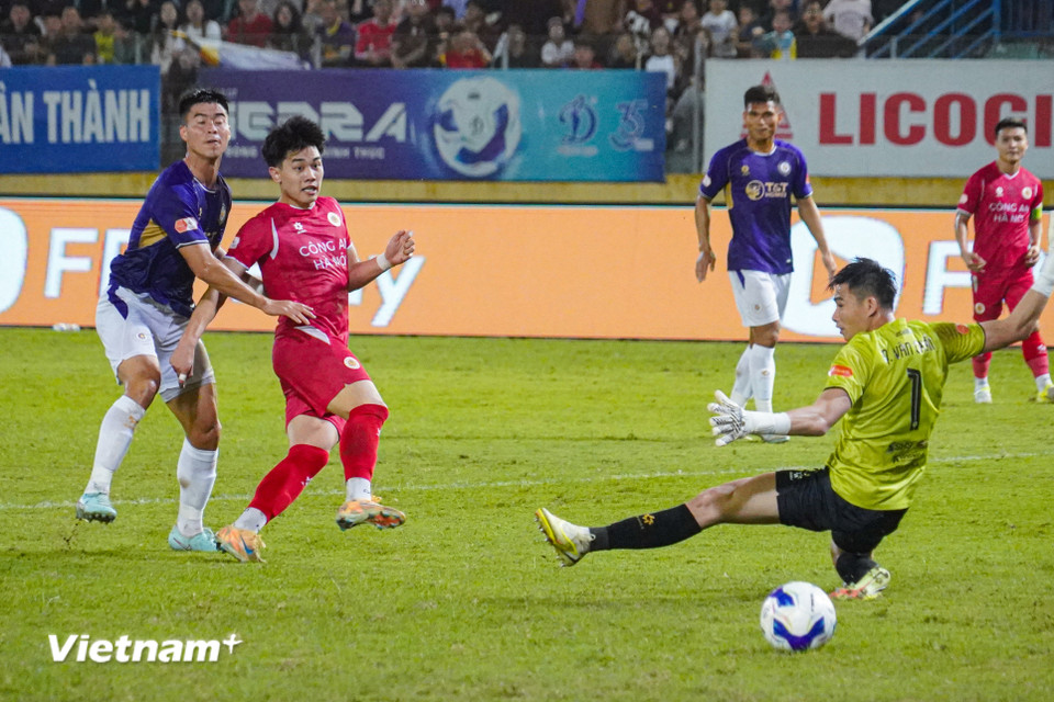 Đình Bắc không thể đưa bóng vào lưới dù đã đối mặt với thủ môn. (Ảnh: Việt Anh/Vietnam+)