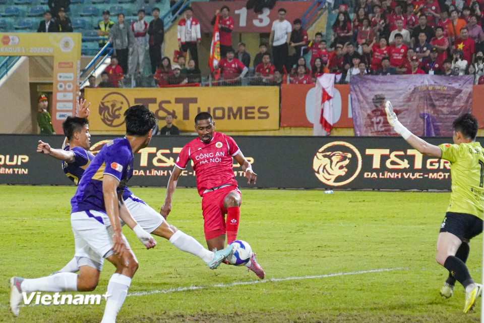 Công an Hà Nội đáp trả với những pha hãm thành liên tiếp nhưng chưa thể chiến thắng được thủ thành Quan Văn Chuẩn. (Ảnh: Việt Anh/Vietnam+)