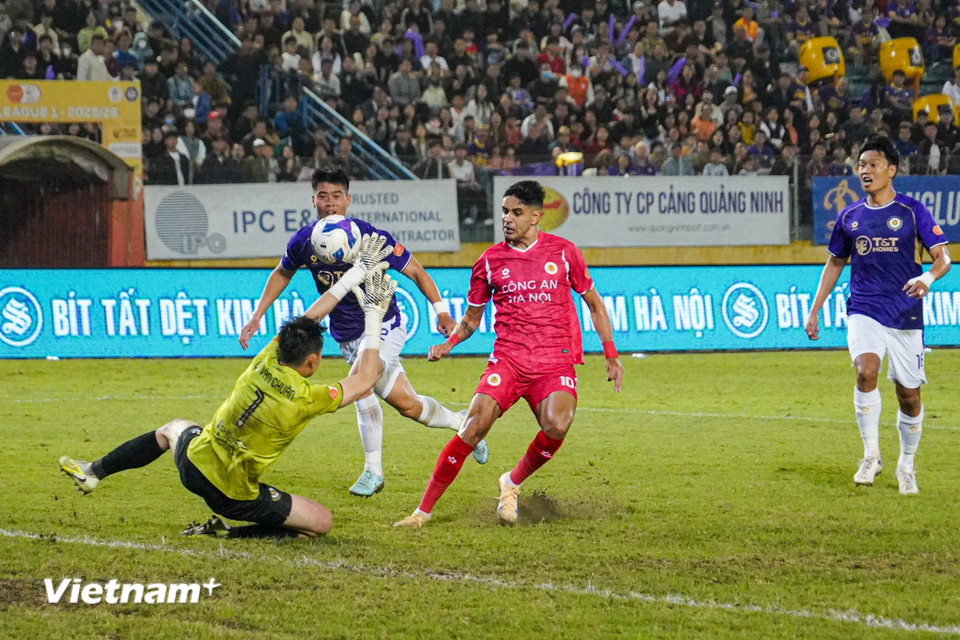 Bị dẫn trước trong hiệp một, Công an Hà Nội tiếp tục gia tăng sức ép tấn công trong hiệp hai. (Ảnh: Việt Anh/Vietnam+)